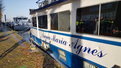 Binnenvaartschip ramt boten op IJ bij KNSM-eiland