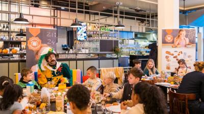 Bakpiet geeft kinderen in Dudok Den Haag het goede ontbijtvoorbeeld.