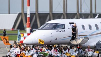 Actievoerder blokkeren privéjets 