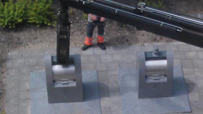 Pasgeboren baby achtergelaten in ondergrondse vuilcontainer