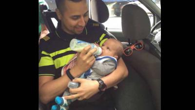 Agent geeft baby fles na ongeluk op N269 Tilburg