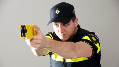 Agent met taser