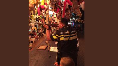 Meisje op kermis te hulp 'geschoten' door agent - Blik op Nieuws