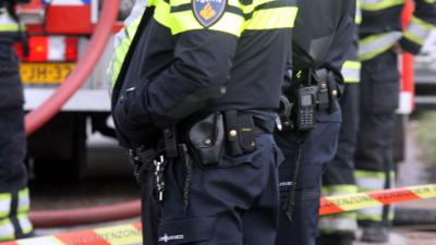 Agent valt over wapenstok door fout in politie-uniform