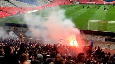 Supporters steunen Feyenoord en Ajax tijdens laatste training