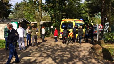 Foto van ambulance op bungalowpark | Sander van Gils | www.persburosandervangils.nl