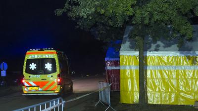 Foto van ambulance bij tent in donker | Sander van Gils | www.persburosandervangils.nl