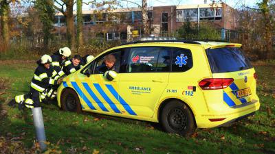 Brandweermannen duwen auto van huisarts los in Boxtel