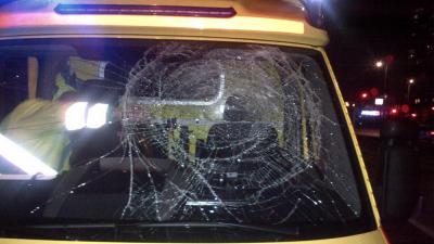 Ambulance met spoed bekogeld op voorruit