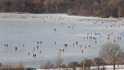 Rode Kruis: Ga goed voorbereid het ijs op 
