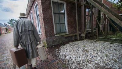 Groningen gedenkt aardbeving met koffers en kerkklokken