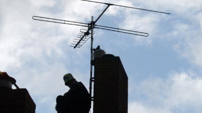 Zendamateur slaat Telecomagent na ontdekken zendmast in boom