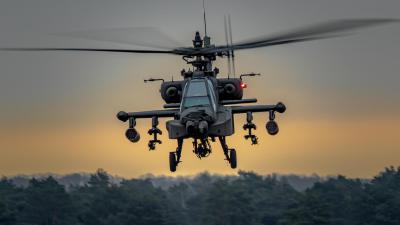  Archieffoto van een Apache met aan de zijkanten de rocketpods om Hydra 70-raketten in te laden.