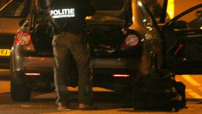 Foto van lid arrestatieteam bij auto in donker | Archief EHF