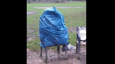 Uitgeprocedeerde asielzoeker Tilburg schuilt in zak tegen de regen