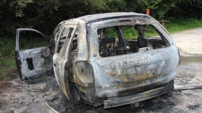 Foto van uitgebrande Chrysler Voager | Politie