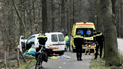 Traumateam naar bestuurder die met auto van de weg is geraakt