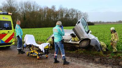 auto-gekanteld-greppel-brandweer-ambu