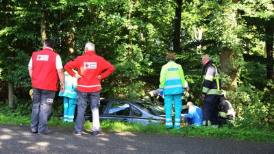 Oudere man rijdt met auto in de sloot in Sint-Michielsgestel