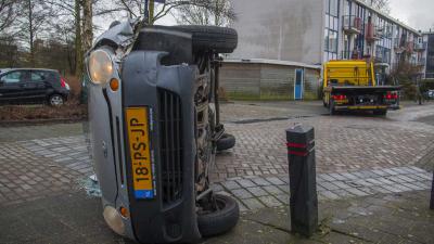 Omstanders zagen de bestuurder vervolgens het voertuig verlaten en weglopen. Getuigen verklaarden dat de chauffeur mogelijk onder invloed van alcohol was. Er raakte in de woonwijk niemand gewond. De bestuurder zal worden opgespoord en mag zich tegenover d