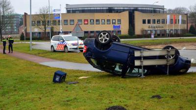 Auto slaat over de kop op Lloydsplein in Veendam