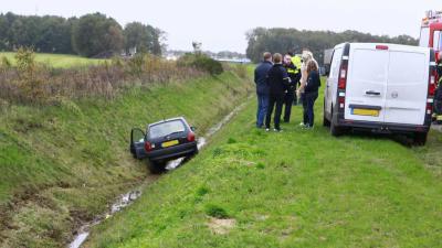 Auto rijdt droge sloot in langs N34