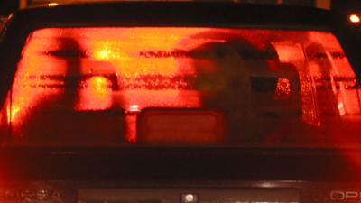 Man rijdt in op groep vrienden na ruzie