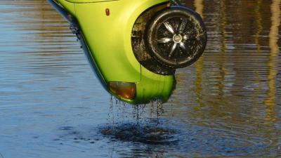Auto te water bij ongeval met drie auto's in Wildervank