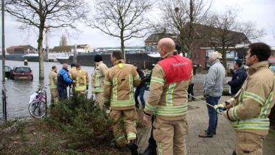 Eigenaar vergeet hoogwater, brandweer probeert tevergeefs auto te redden