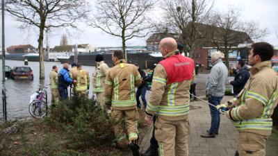 Eigenaar vergeet hoogwater, brandweer probeert tevergeefs auto te redden