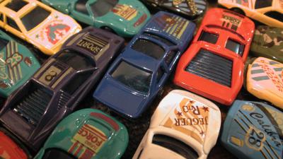 Jonge import auto's in trek