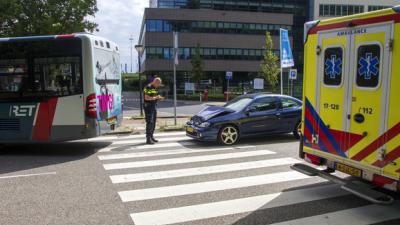 Auto knalt achterop stadsbus 