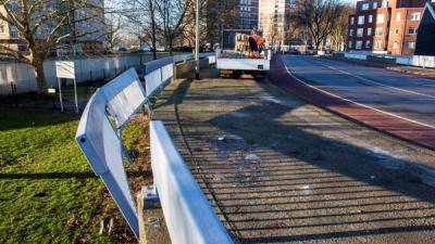 Automobilist ramt hek en vlucht, auto aangetroffen 