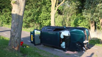 Auto crast tegen boom