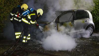 Geparkeerde auto volledig uitgebrand in Esch