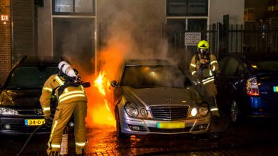 Autobrand lastig te blussen voor brandweer