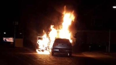 Twee auto’s in brand gestoken in Veen