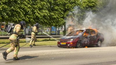 Auto vliegt tijdens het rijden in brand