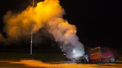 Auto op A50 in vlammen op bij Son en Breugel