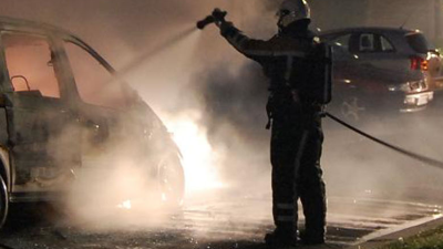 Politie onderzoekt negen autobranden