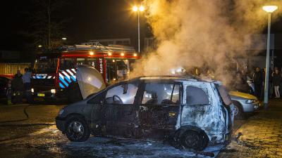 Auto in vlammen op in Boxel