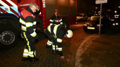 Brandweer blust brandstichting auto met flesje water