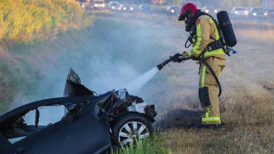Auto in brand na ongeval A50. Bestuurder gewond