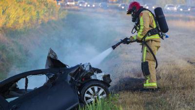 Auto in brand na ongeval A50. Bestuurder gewond
