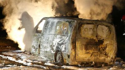 Gedumpte bestelbus uitgebrand in bosgebied Nuenen