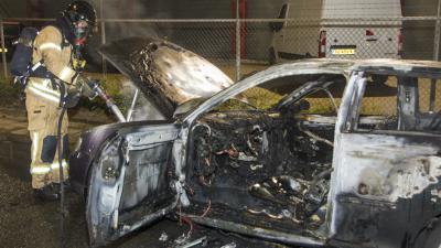 Marechaussees redden man uit brandende auto
