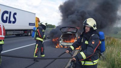Auto van brandweerman vliegt in brand op A37 ter hoogte van Hoogeveen