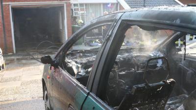 Autobrand in garage met gasflessen