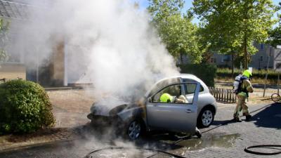 Autobrand in tuin Schiedam