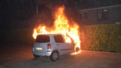 Brandweer gebruikt blusdeken bij autobrand Hoogeveen